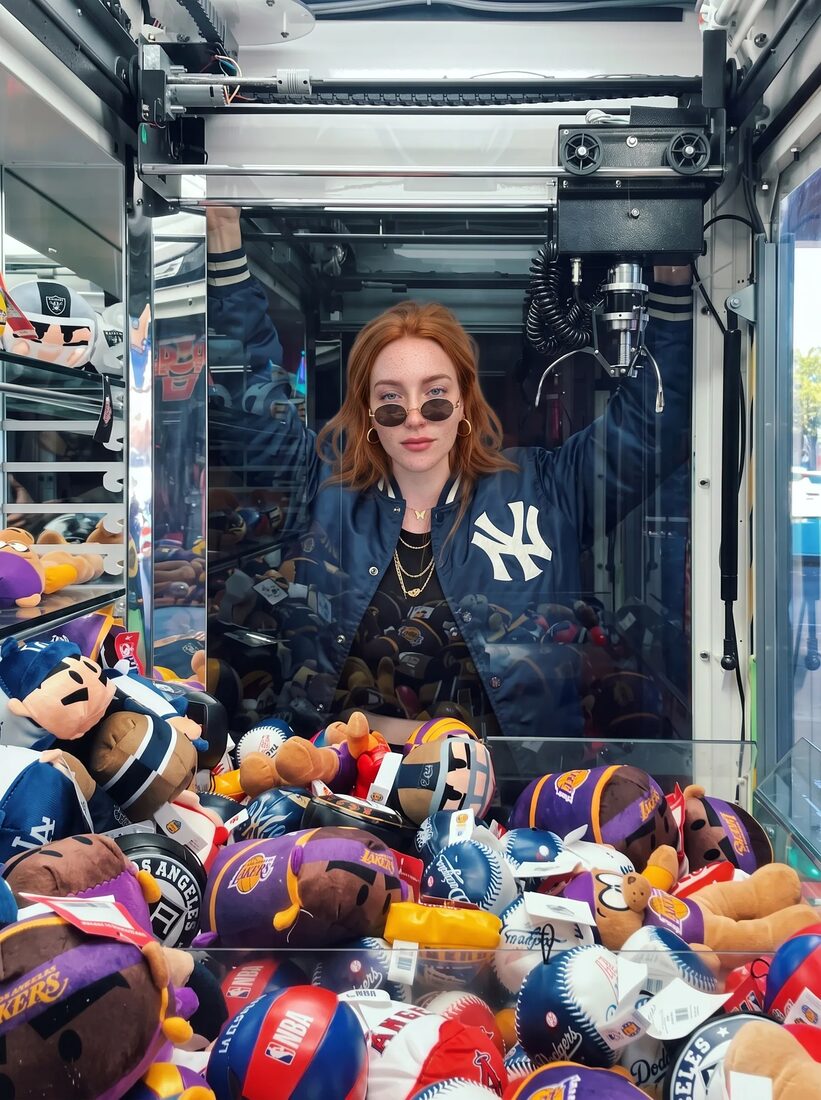 Soph.ia en una máquina de peluches