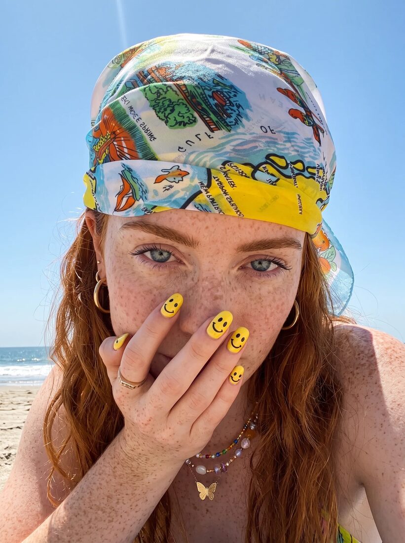 Selfie de Soph.ia con pañuelo en la playa